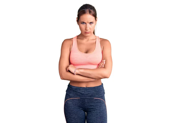 Jovem Mulher Hispânica Bonita Vestindo Sportswear Cético Nervoso Desaprovando Expressão — Fotografia de Stock