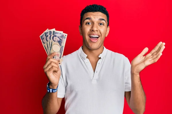 Hombre Árabe Joven Sosteniendo Billetes Yen Japoneses Celebrando Logro Con — Foto de Stock