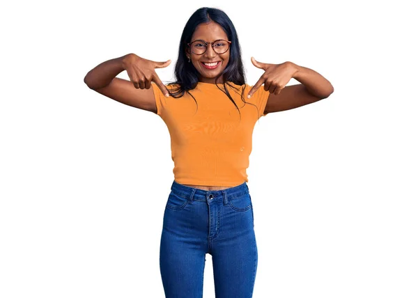 Jong Indiaans Meisje Dragen Casual Kleding Bril Kijken Zelfverzekerd Met — Stockfoto