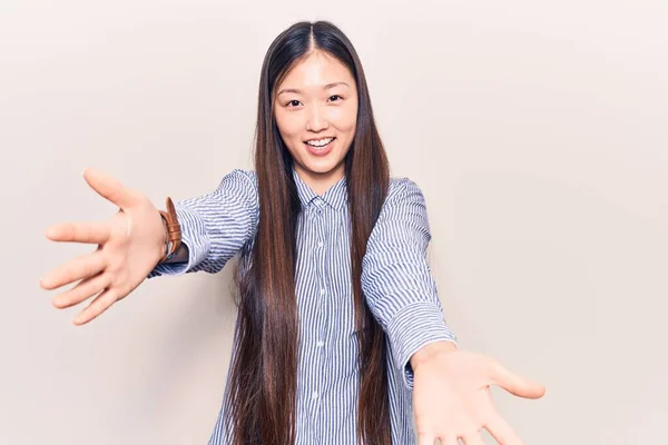 Mladá Krásná Číňanka Neformální Pruhované Košili Dívá Kameru Otevřenou Náručí — Stock fotografie