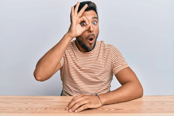 Bonito Homem Hispânico Vestindo Roupas Casuais Sentado Mesa Fazendo Gesto — Fotografia de Stock