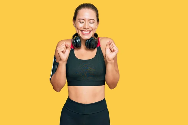 Mulher Loira Bonita Vestindo Roupas Ginástica Usando Fones Ouvido Animado — Fotografia de Stock