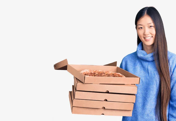 Młoda Piękna Chinka Trzyma Kartonowe Pudełka Włoskiej Pizzy Patrząc Pozytywnie — Zdjęcie stockowe