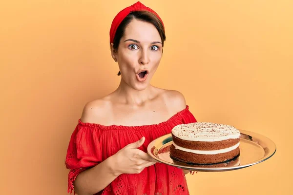 Jeune Femme Brune Aux Cheveux Courts Tenant Gâteau Carotte Effrayé — Photo