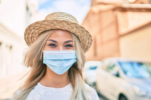 Νεαρή Καυκάσια Τουρίστρια Που Φοράει Ιατρική Μάσκα Περπατώντας Στο Δρόμο — Φωτογραφία Αρχείου