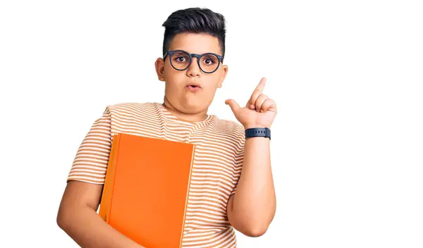 Liten Pojke Unge Hålla Bok Bär Glasögon Förvånad Pekar Med — Stockfoto