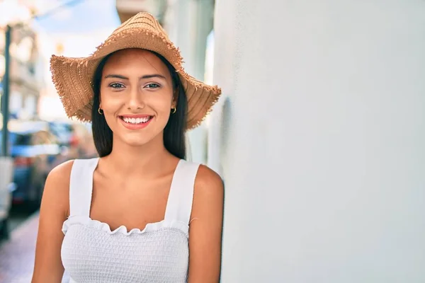 Молодая Латиноамериканка Летнем Стиле Счастливо Улыбается Прислонившись Стене — стоковое фото