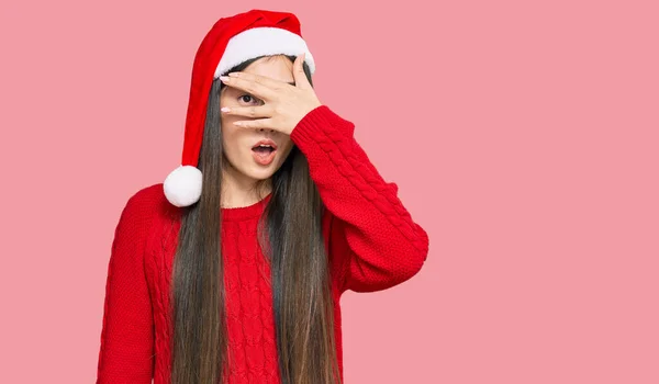 Jovem Chinesa Vestindo Chapéu Natal Espreitando Choque Cobrindo Rosto Olhos — Fotografia de Stock