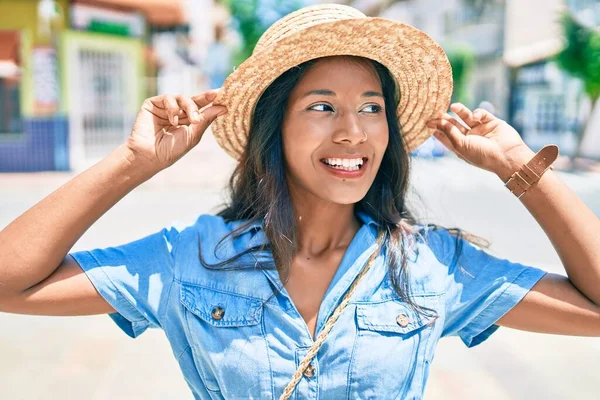 Genç Güzel Hintli Kadın Yaz Şapkası Takıyor Gülümsüyor Şehirde Mutlu — Stok fotoğraf