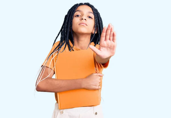 Мила Афро Американська Дівчина Тримає Зошит Відкритою Рукою Робить Зупинку — стокове фото