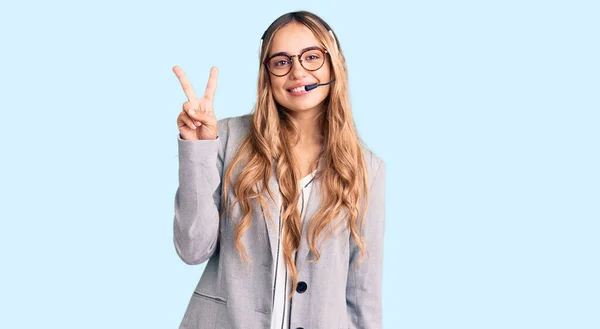 Νεαρή Όμορφη Ξανθιά Γυναίκα Που Φοράει Ακουστικό Τηλεφωνικού Κέντρου Δείχνει — Φωτογραφία Αρχείου