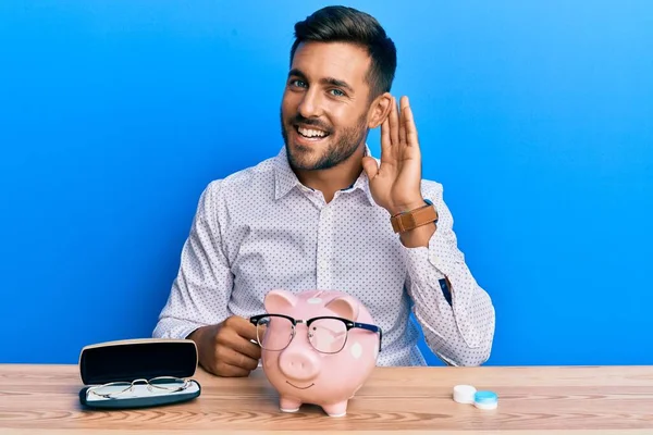 Bonito Hispânico Com Poupança Banco Porquinho Para Óculos Sorrindo Com — Fotografia de Stock