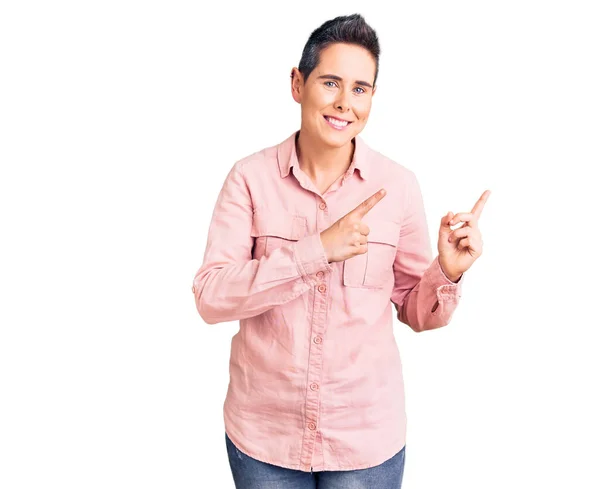 Jovem Com Cabelo Curto Vestindo Roupas Casuais Sorrindo Olhando Para — Fotografia de Stock