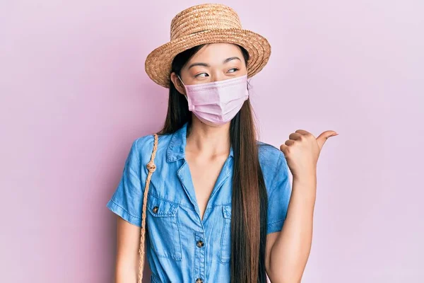 Νεαρή Κινέζα Που Φοράει Ιατρική Μάσκα Καλοκαίρι Δείχνοντας Τον Αντίχειρα — Φωτογραφία Αρχείου
