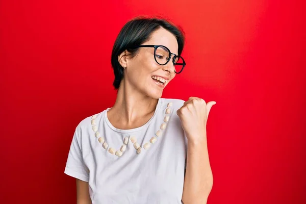 Mujer Morena Joven Con Pelo Corto Con Ropa Casual Gafas — Foto de Stock