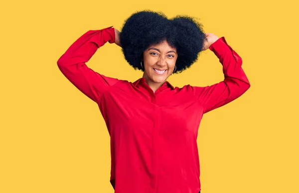 Jovem Afro Americana Vestindo Roupas Casuais Relaxante Alongamento Braços Mãos — Fotografia de Stock