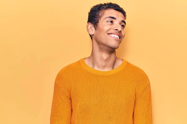 Genç Afro Amerikalı Sıradan Kıyafetler Giyen Bir Adam Yüzünde Gülümseme — Stok fotoğraf