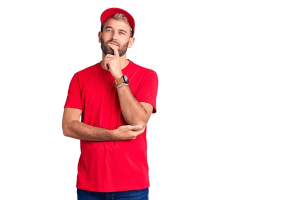 Homem Loiro Bonito Jovem Vestindo Shirt Boné Olhando Confiante Para — Fotografia de Stock