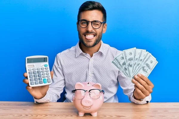 Schöner Hispanischer Mann Der Dollars Der Hand Hält Und Ersparnisse — Stockfoto