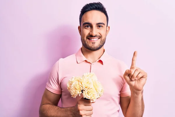 Jovem Homem Romântico Bonito Com Barba Segurando Buquê Flores Sobre — Fotografia de Stock