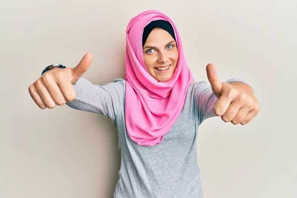 Young Caucasian Woman Wearing Traditional Islamic Hijab Scarf Approving Doing — Stock Photo, Image