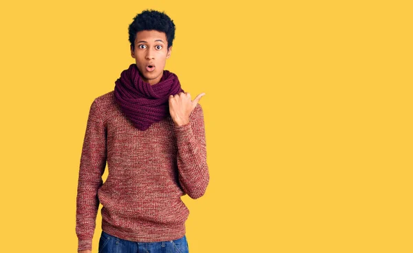 Junger Afrikanisch Amerikanischer Mann Lässigem Winterpullover Und Schal Überrascht Mit — Stockfoto