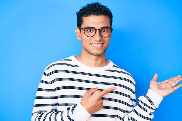 Jeune Homme Hispanique Beau Portant Pull Décontracté Lunettes Étonné Souriant — Photo