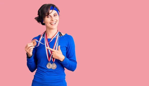 Kısa Saçlı Güzel Bir Kadın Kazanan Madalyaları Takıyor Mutlu Bir — Stok fotoğraf