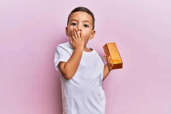 Bedårande Latinbarn Som Håller Guldtackor Som Täcker Munnen Med Handen — Stockfoto