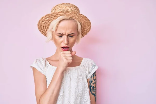 Mujer Rubia Joven Con Tatuaje Usando Sombrero Verano Sintiéndose Mal — Foto de Stock