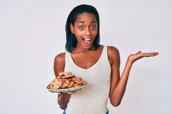 Молода Афро Американська Жінка Тримає Тарілку Печивом Відзначає Перемогу Щасливою — стокове фото