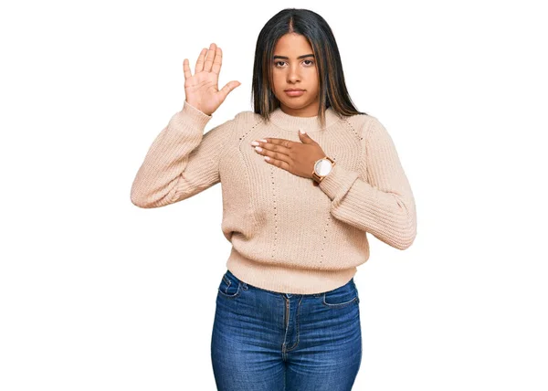 Junges Lateinisches Mädchen Wollenen Winterpullover Schwört Mit Der Hand Auf — Stockfoto