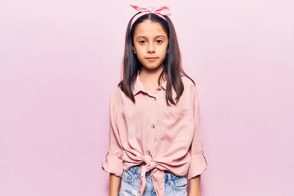 Vacker Barn Flicka Bär Casual Kläder Avslappnad Med Allvarliga Ansiktsuttryck — Stockfoto