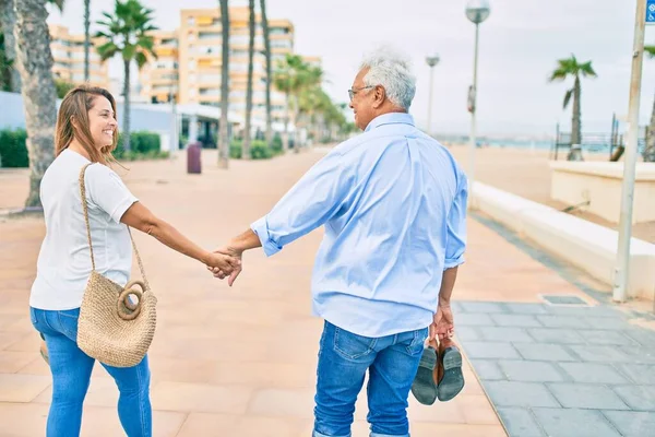 Pareja Hispana Mediana Edad Sonriendo Feliz Caminando Paseo Marítimo —  Fotos de Stock