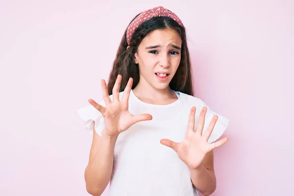 Carino Ispanico Bambino Ragazza Indossa Abiti Casual Diadema Espressione Disgustata — Foto Stock