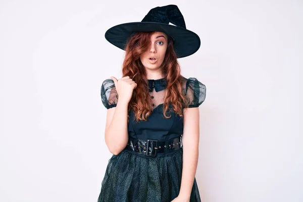 Young Beautiful Woman Wearing Witch Halloween Costume Surprised Pointing Hand — Stock Photo, Image