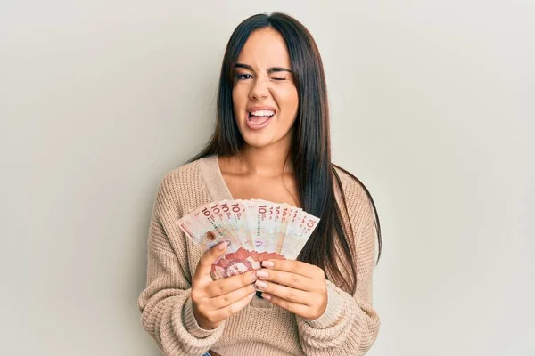 Jovem Menina Hispânica Bonita Segurando Pesos Colombianos Notas Piscando Olhando — Fotografia de Stock