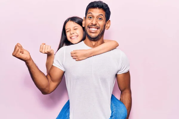 Padre Hija Latinos Llevando Ropa Casual Gritando Orgullosos Celebrando Victoria — Foto de Stock