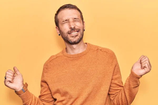 Mladý Pohledný Muž Neformálním Oblečení Velmi Šťastný Vzrušený Dělá Vítězný — Stock fotografie