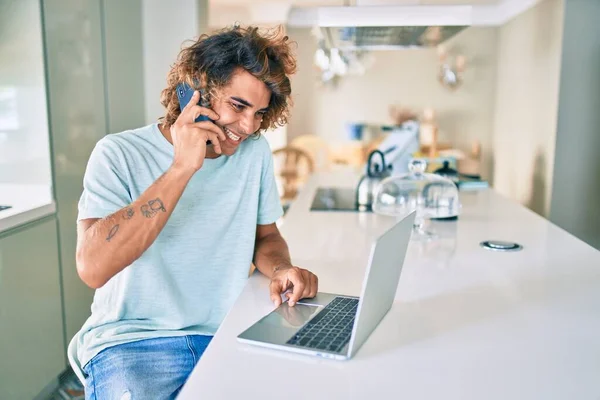 Genç Spanyol Adam Evde Akıllı Telefon Dizüstü Bilgisayar Kullanıyor — Stok fotoğraf