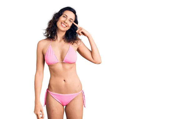 Genç Güzel Spanyol Bir Kadın Bikinili Gülümseyen Tek Parmakla Işaret — Stok fotoğraf