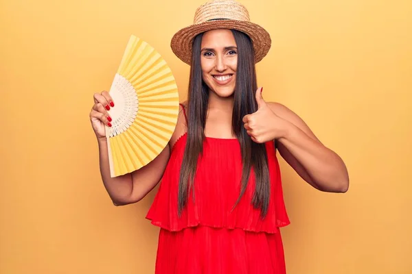 Mladá Krásná Brunetka Žena Letním Klobouku Drží Ruční Ventilátor Úsměvem — Stock fotografie