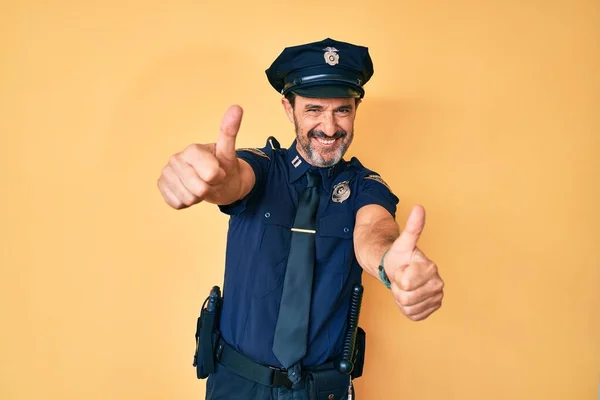 Hispánec Středního Věku Policejní Uniformě Který Schvaluje Pozitivní Gesto Rukou — Stock fotografie