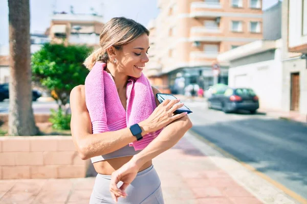 Young Cauciasian Fitness Woman Wearing Sport Clothes Training Outdoors Using — Stock Photo, Image