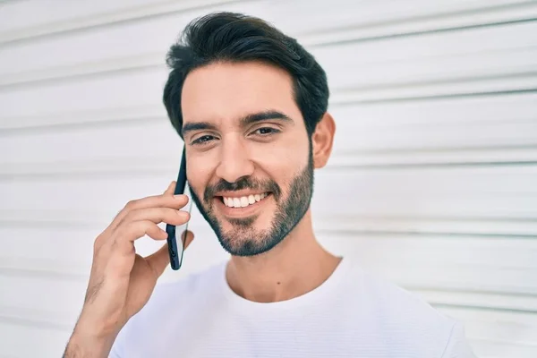 Fiatal Spanyol Férfi Mosolyog Boldog Beszél Okostelefonon Városban — Stock Fotó