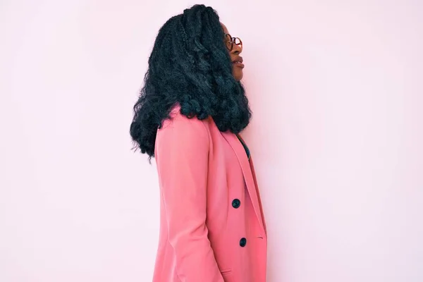 Красивая Африканская Женщина Деловой Куртке Очках Глядя Сторону Расслабиться Профиль — стоковое фото