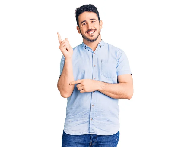 Jovem Hispânico Vestindo Roupas Casuais Sorrindo Feliz Apontando Com Mão — Fotografia de Stock