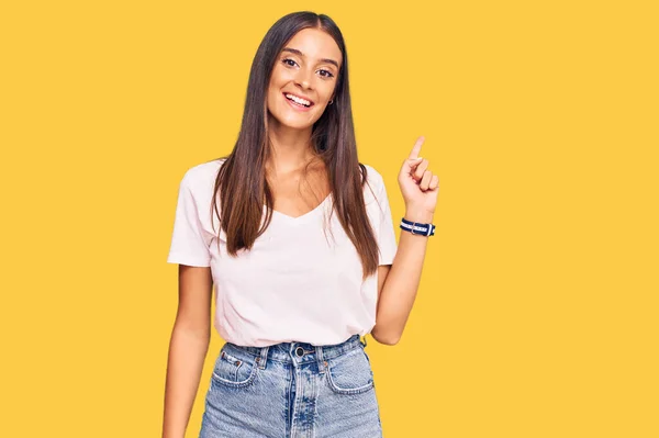 Mujer Hispana Joven Vistiendo Una Camiseta Blanca Casual Con Una —  Fotos de Stock