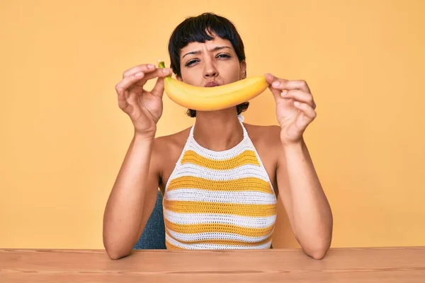 Ragazza Bruna Adolescente Che Tiene Banana Come Sorriso Divertente Guardando — Foto Stock