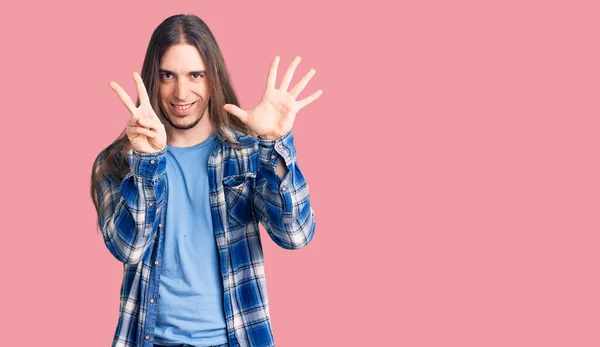 Homem Adulto Jovem Com Cabelos Longos Vestindo Camisa Casual Mostrando — Fotografia de Stock